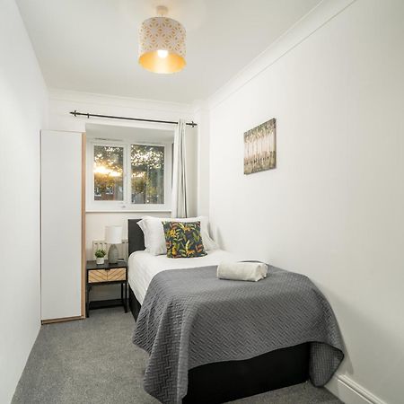 Cozy 3 Bed House With Garden & Parking In Rochester, Kent Mins To Train Station, Wifi Rochester  Eksteriør billede