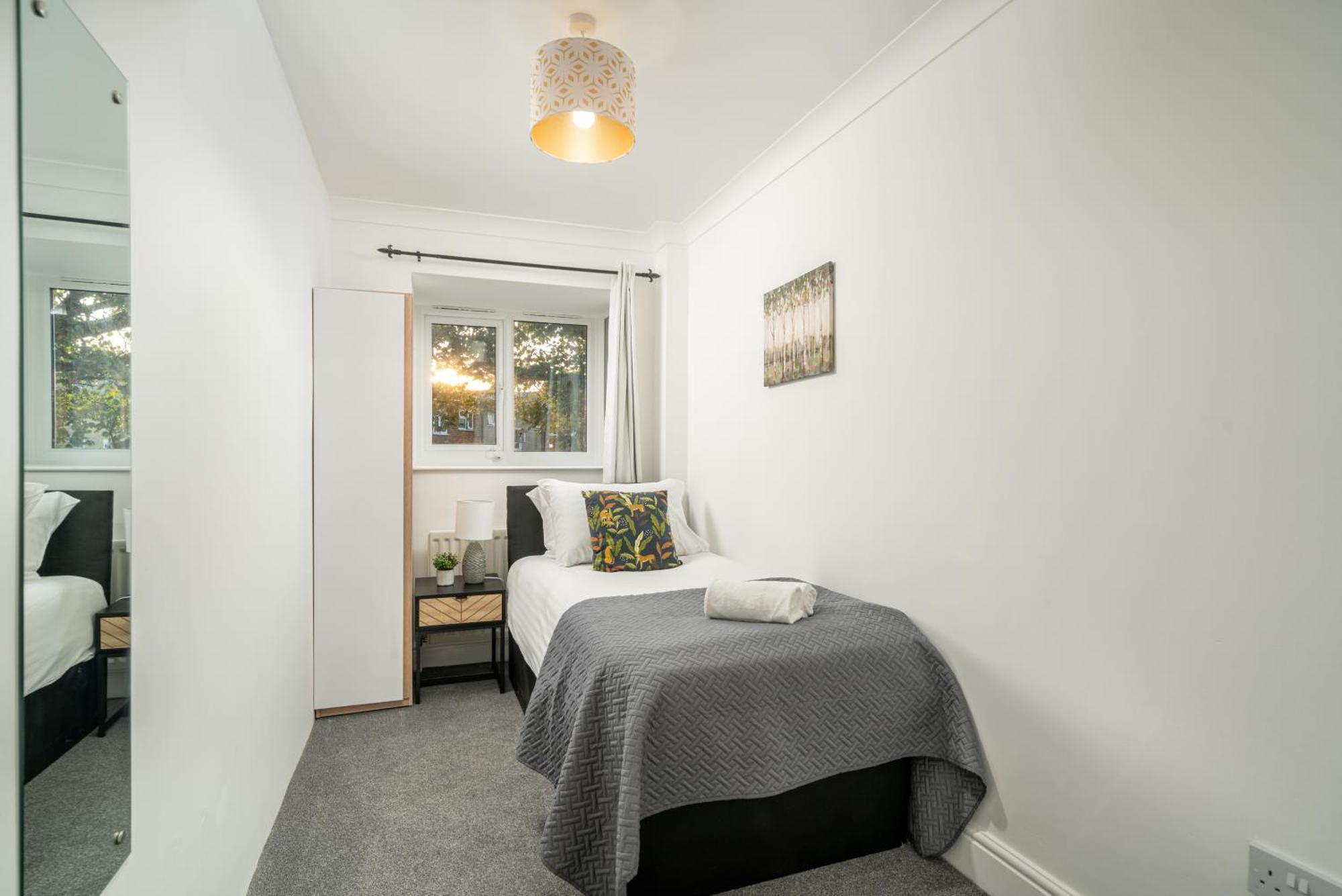 Cozy 3 Bed House With Garden & Parking In Rochester, Kent Mins To Train Station, Wifi Rochester  Eksteriør billede
