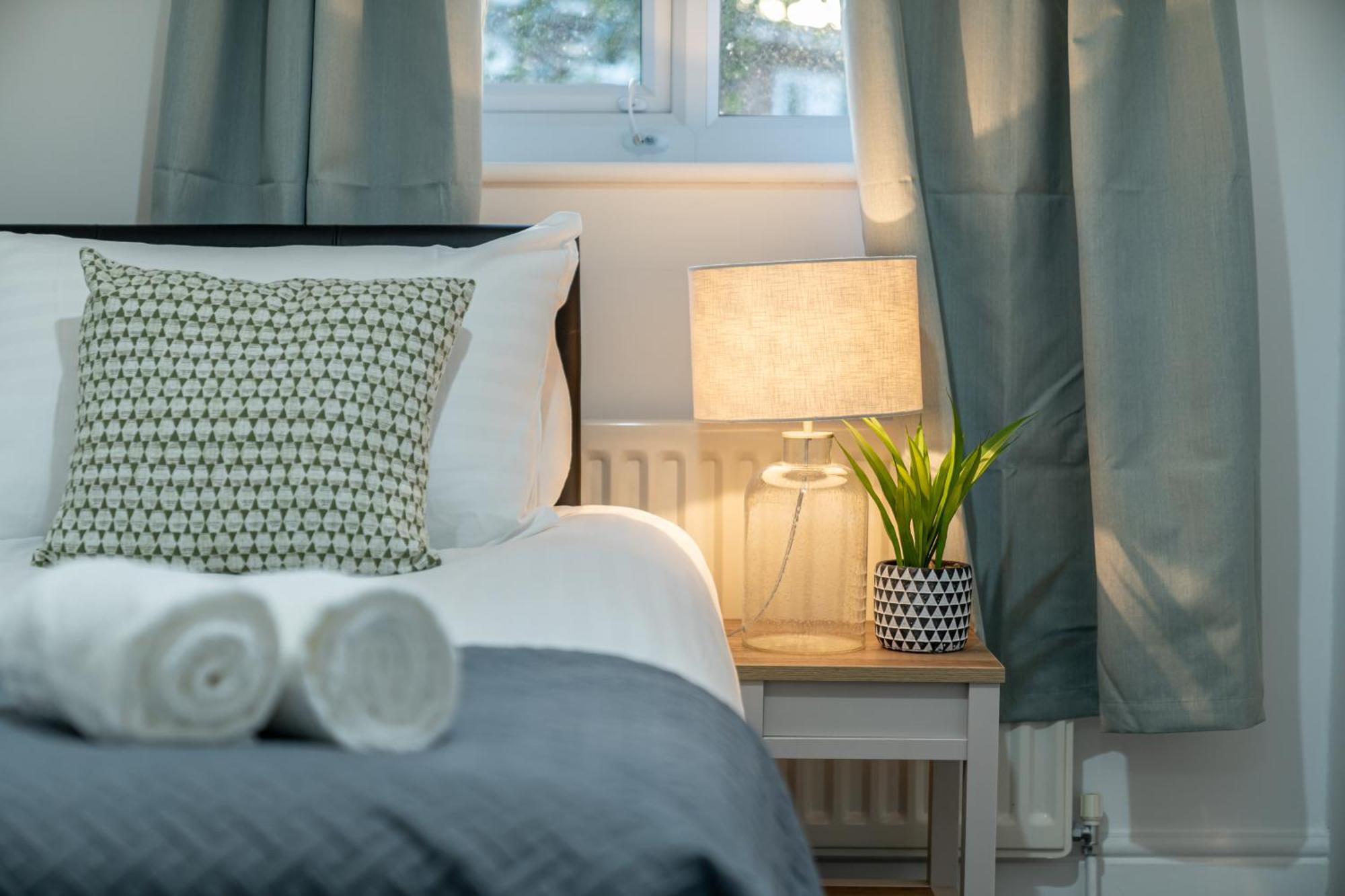 Cozy 3 Bed House With Garden & Parking In Rochester, Kent Mins To Train Station, Wifi Rochester  Eksteriør billede